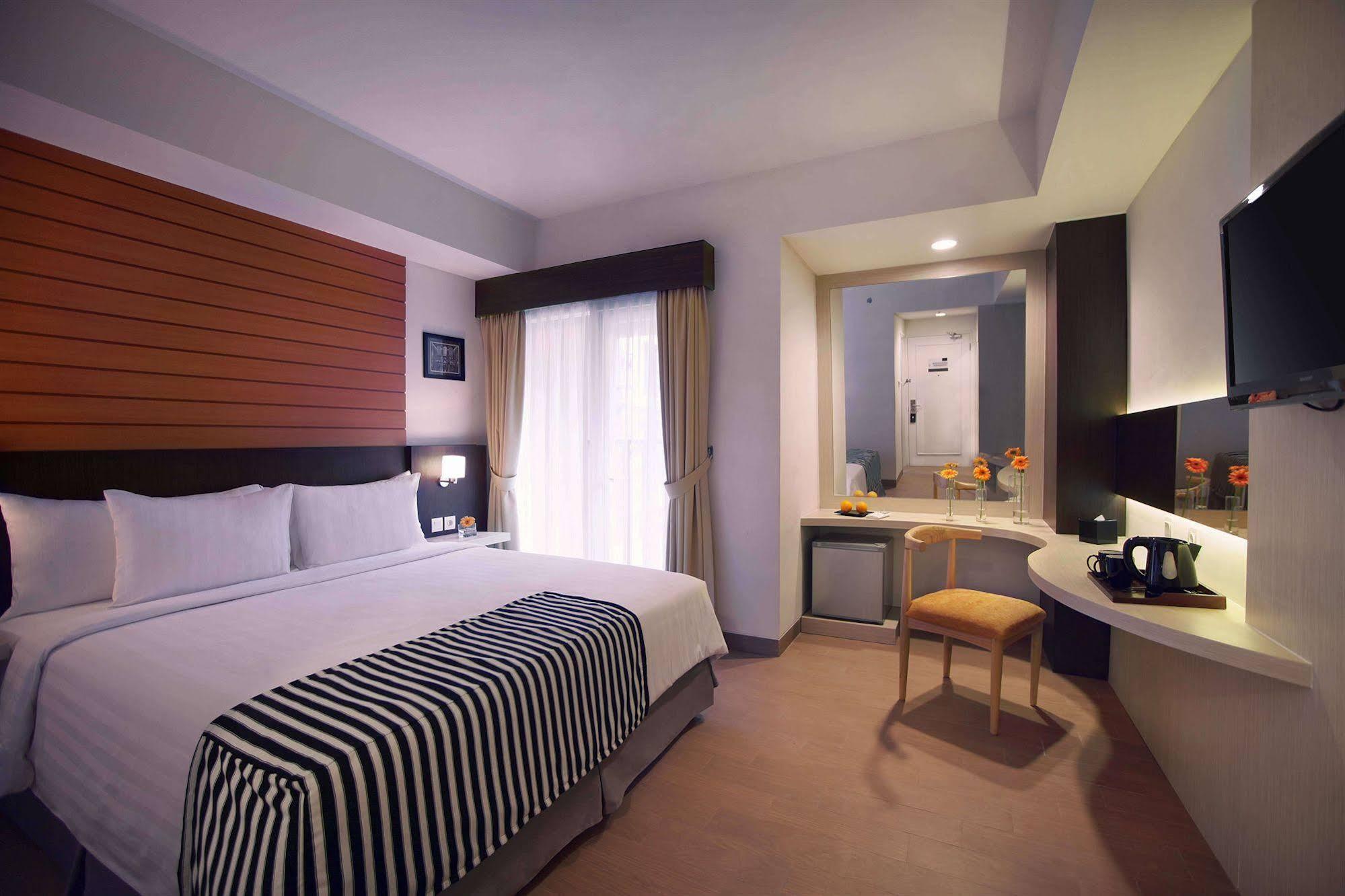 Vega Hotel Gading Serpong Exteriör bild