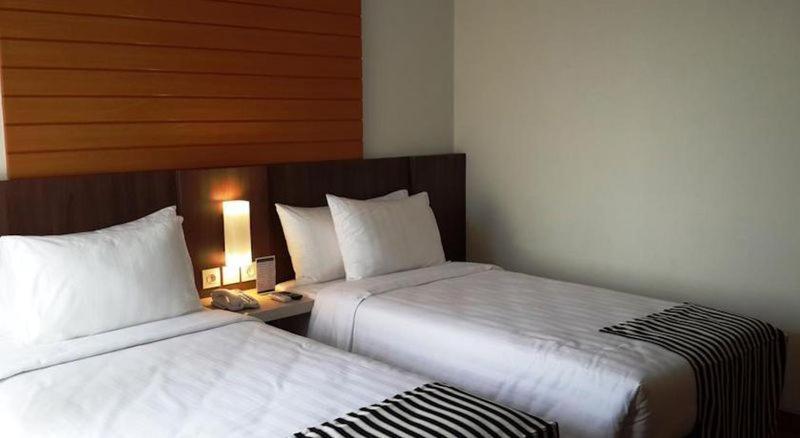 Vega Hotel Gading Serpong Rum bild